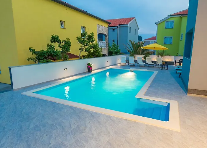 Lucky Luke Pool Apartments