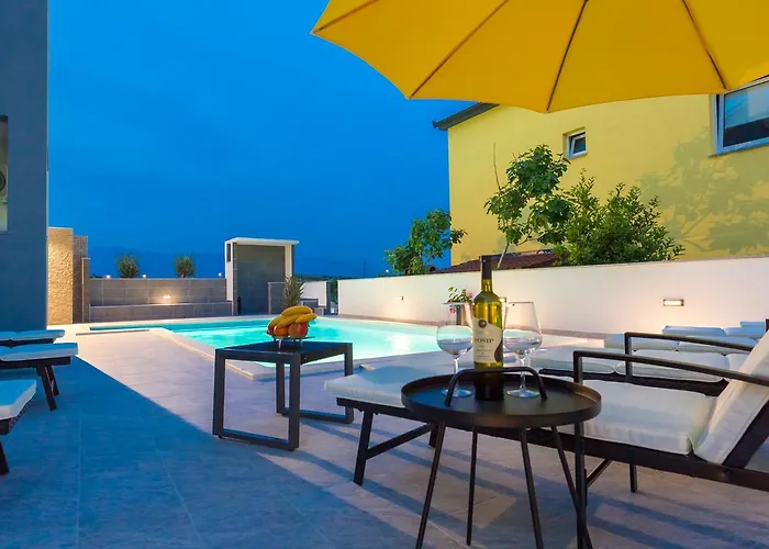 Lucky Luke Pool Apartments