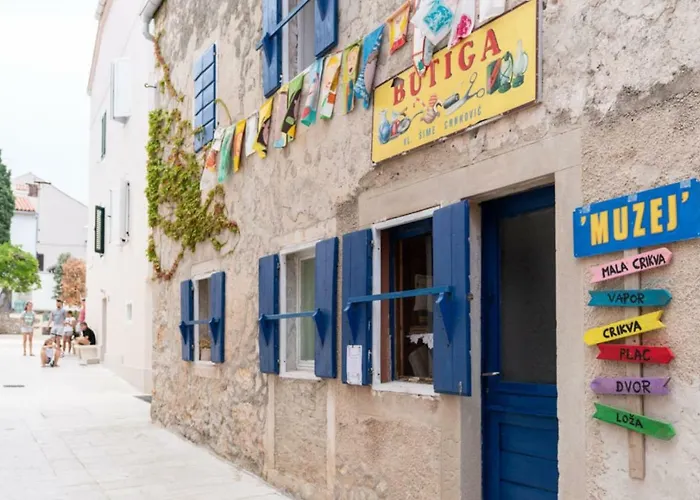 Lucky Luke Pool Apartments