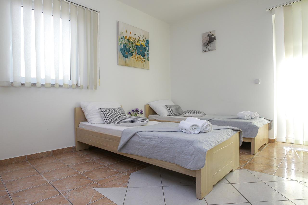 Lucky Luke Pool Apartment Novalja