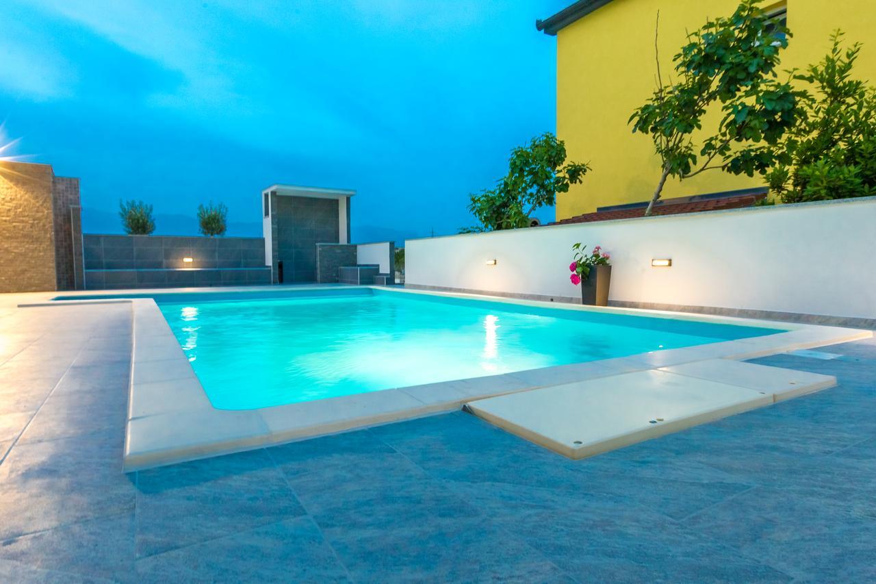 Lucky Luke Pool Apartment